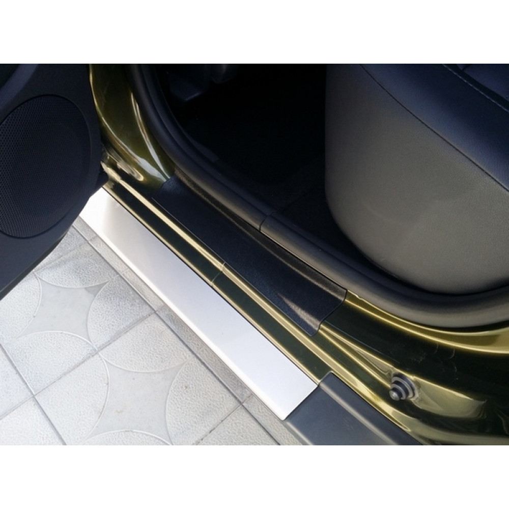 Накладки в проемы задних дверей «KART RS» для Renault Sandero 2009-14